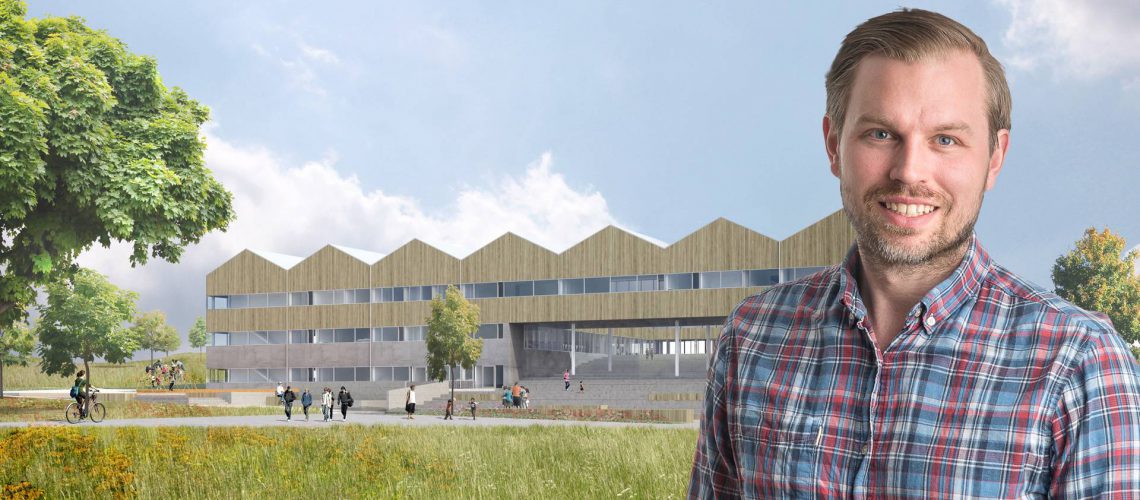 Niklas Karlsson, produktionschef hos Arcona, framför Vrå skola. En passivhusskola dit Lättelement levererar 3 500 kvadratmeter prefabricerade takelement.